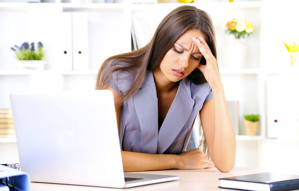 Back Pain caused by Office Desks - Dynamic Health Carolinas Back Pain caused by Office Desks